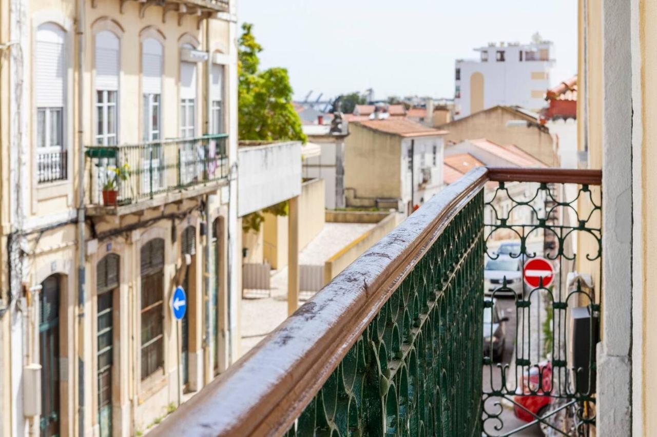2 Bedroom Apartment For 4 People With Free Public Parking Lisboa Kültér fotó