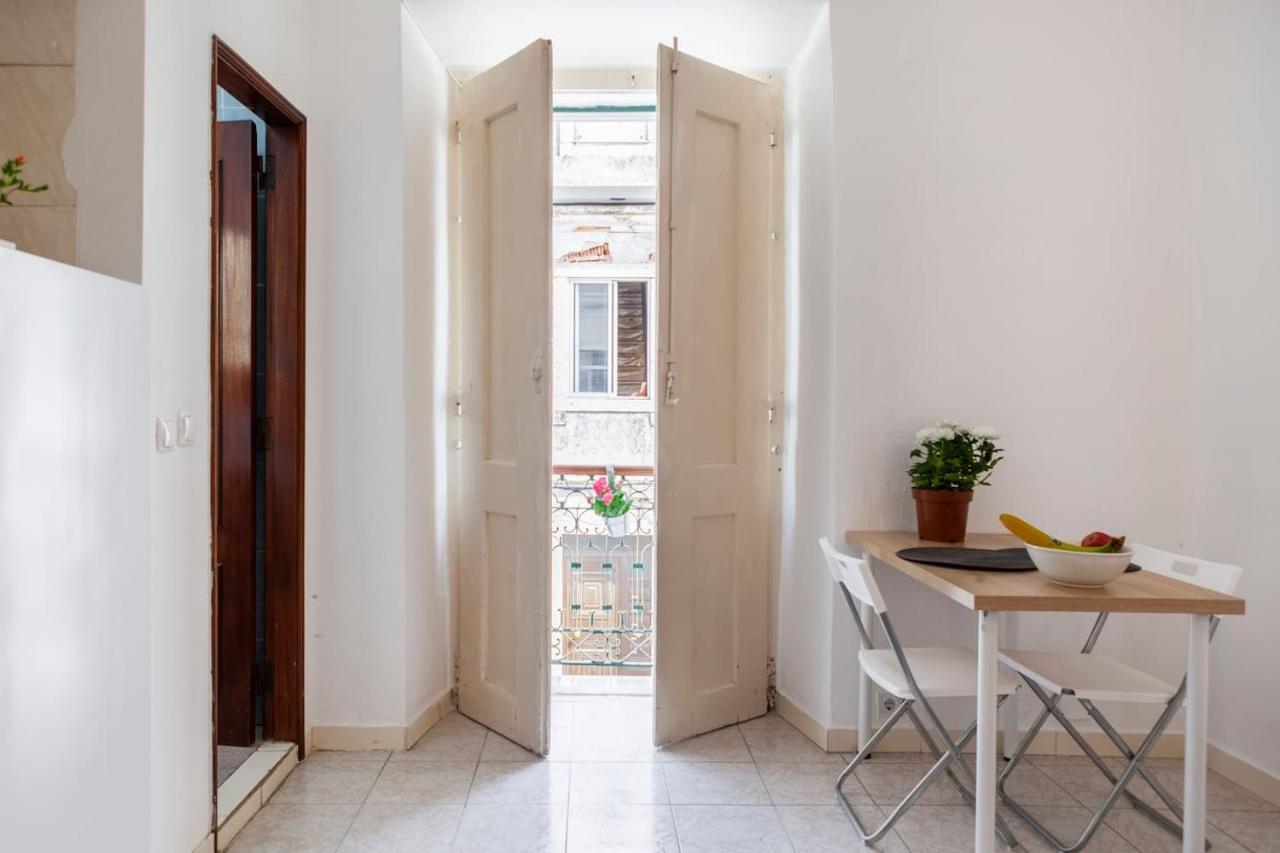 2 Bedroom Apartment For 4 People With Free Public Parking Lisboa Kültér fotó